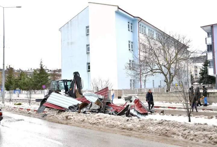 Samsun'da kuvvetli rüzgar, okulun çatısını uçurdu