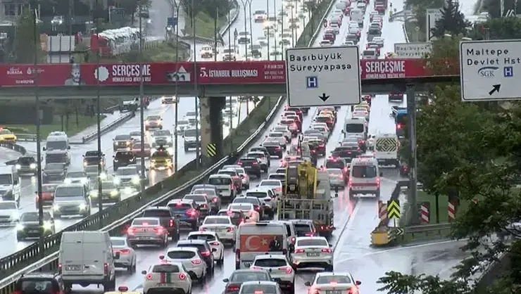 Yağmur Ve Sel İstanbul'u Kilitledi! D-100’de Trafik Durma Noktasına Geldi