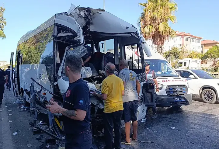 Tur otobüsüyle yolcu midibüsü çarpıştı: 2’si ağır 15 yaralı