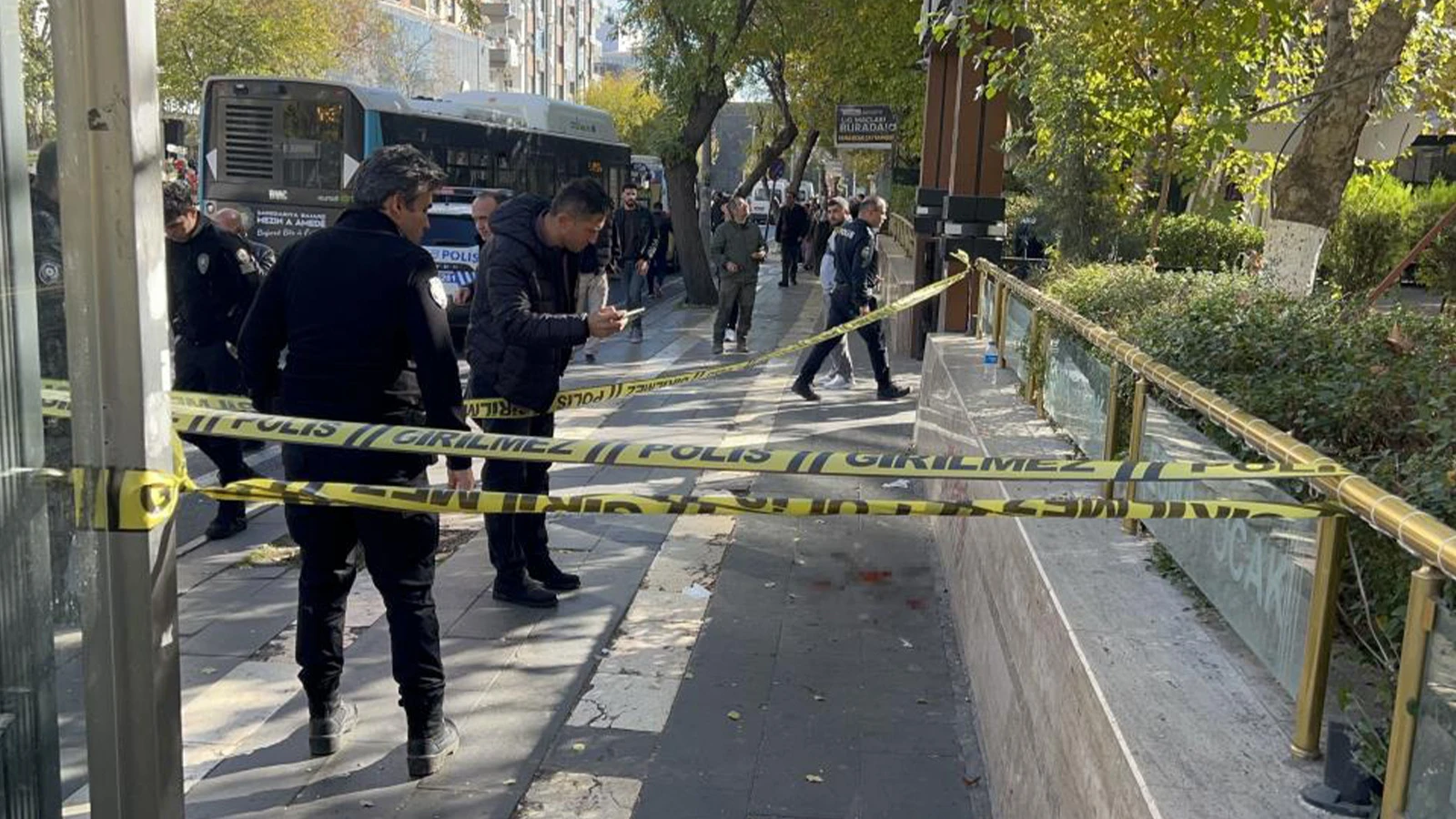 Eşini rahatsız eden adama tuzak kurup ayağından vurdu