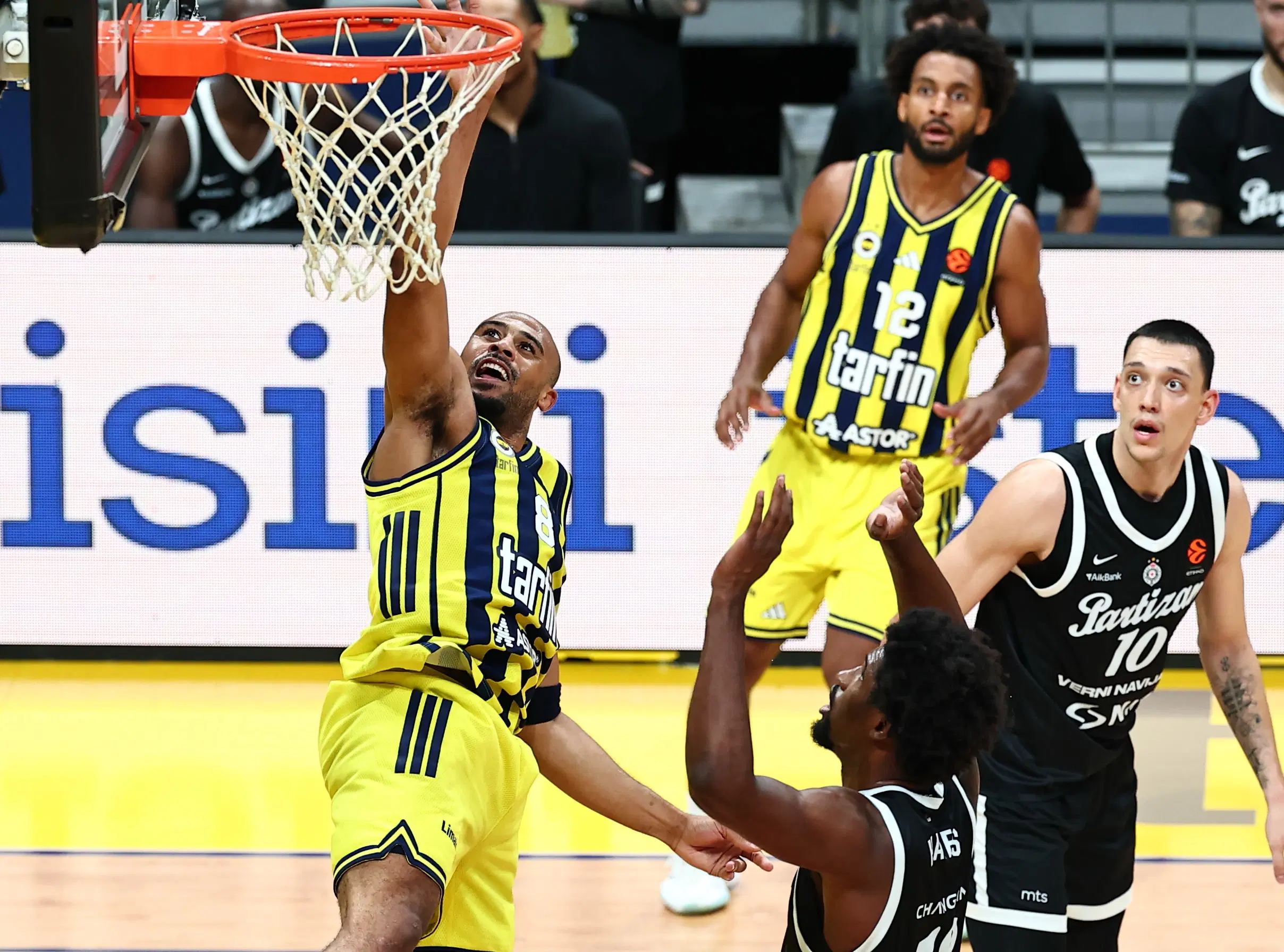 Fenerbahçe Avrupa'da Tam Gaz