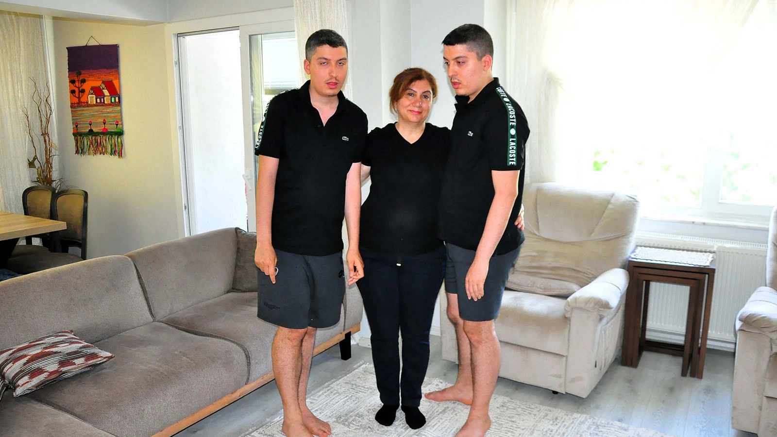 Otizmli ikizleriyle 25 yıldır yaşam mücadelesi veriyor