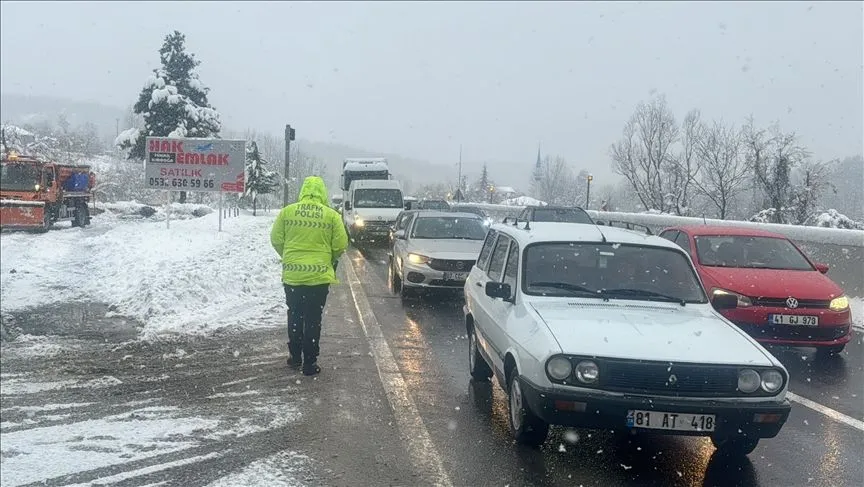 Bolu'da yoğun kar yağışı trafik kazalarına neden oldu