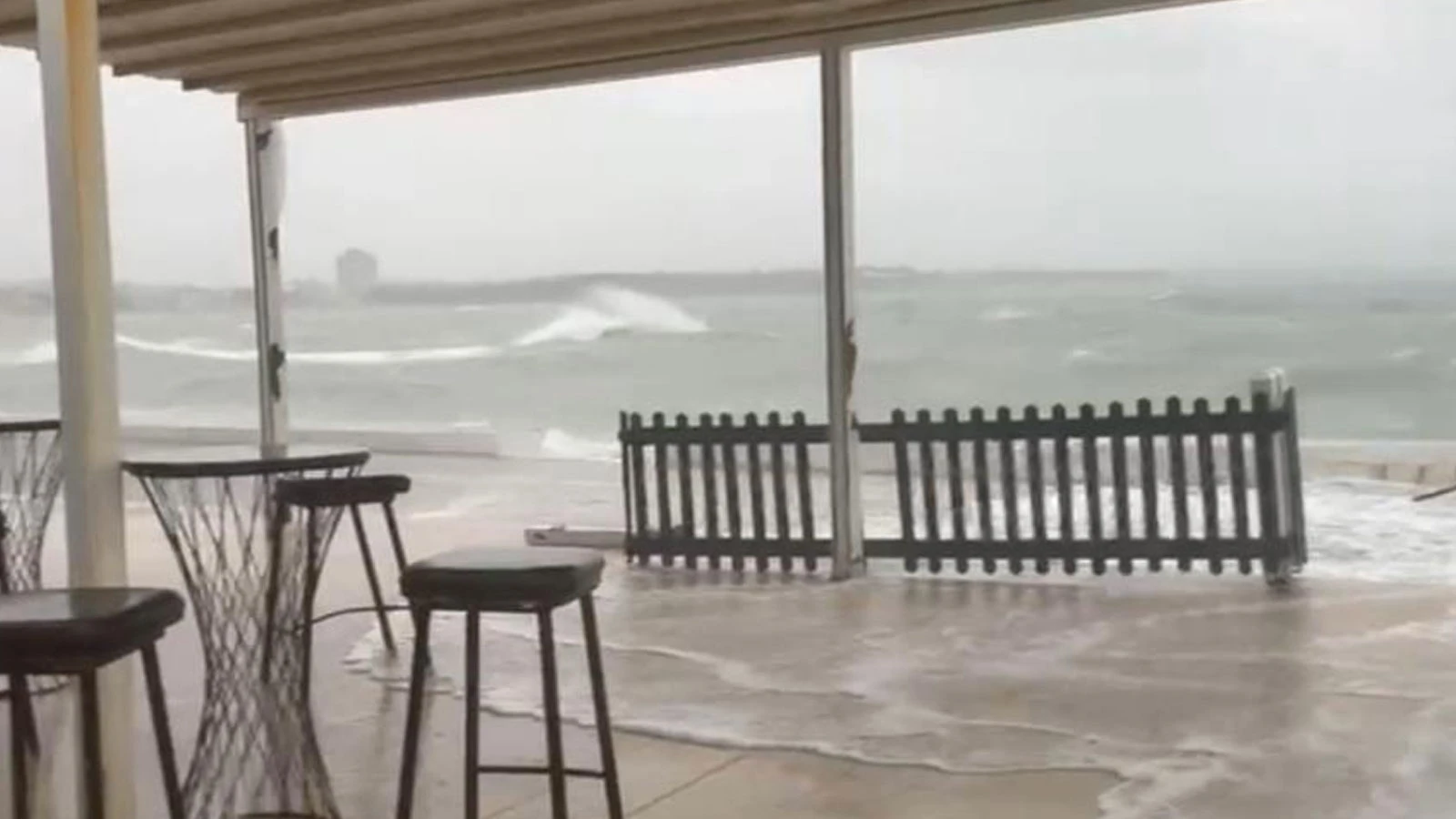 Didim'de fırtına: Deniz taştı, kafeyi su bastı