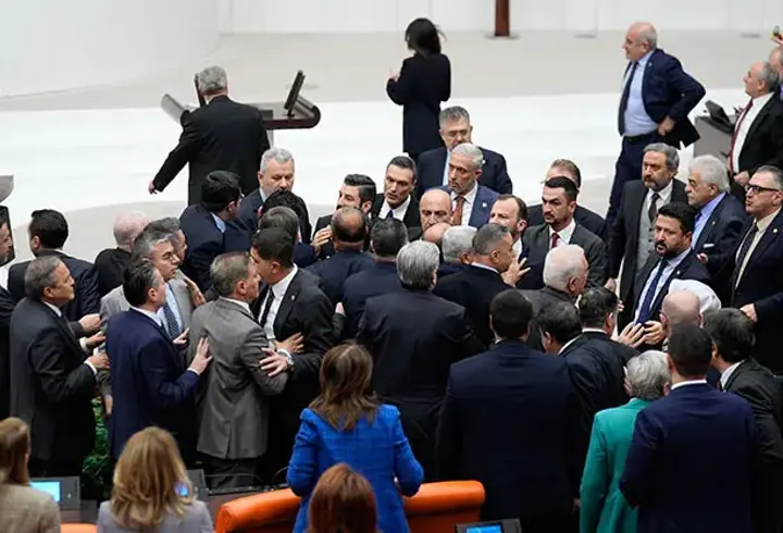Meclis'te 'İmamoğlu' tartışması!  Kolonya şişesi fırlatıldı 