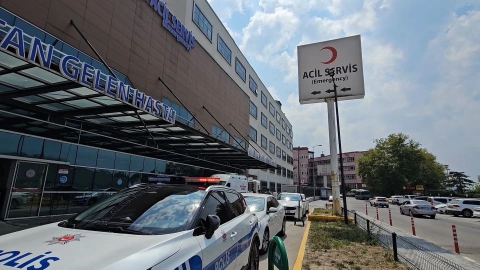Kiremit Onarımı Sırasında Yük Asansörü Üçüncü Kattan Düştü: Biri Ağır Üç Yaralı