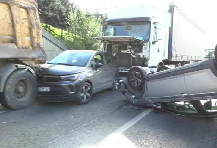 Bağcılar'da Zincirleme Kaza! 5 Araç Birbirine Girdi