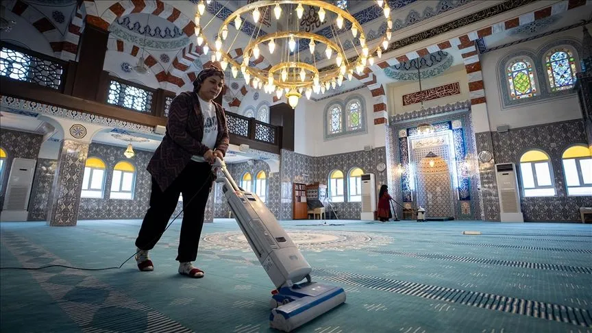 Gönüllü kadınlar, ramazan öncesi camileri titizlikle temizliyor
