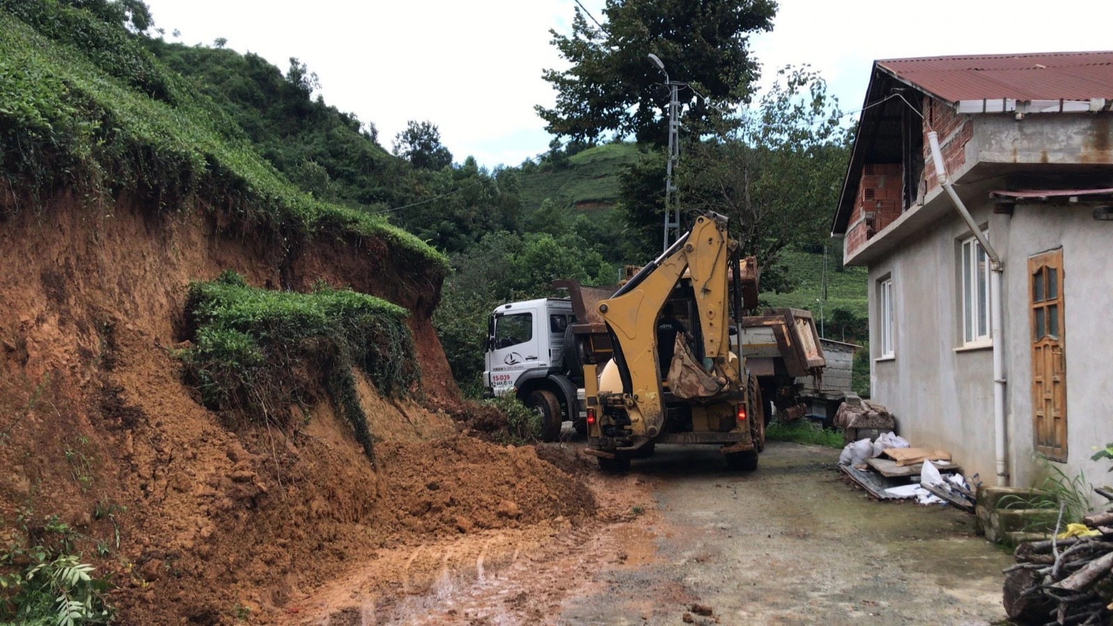 Rize'yi sağanak vurdu! Bazı ilçelerde heyelan meydana geldi