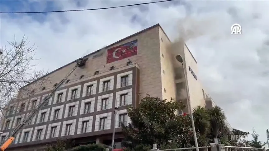 Merter Polisevi'nde çıkan yangına müdahale ediliyor