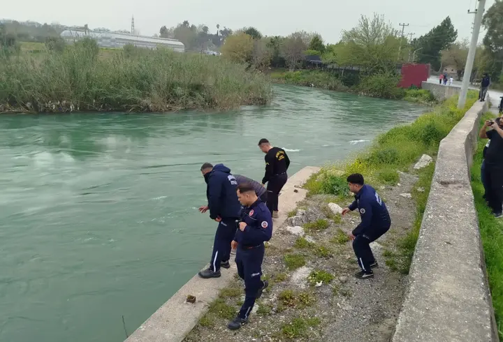 Mersin'de Berdan Çayı'na atlayan genç, suda kayboldu