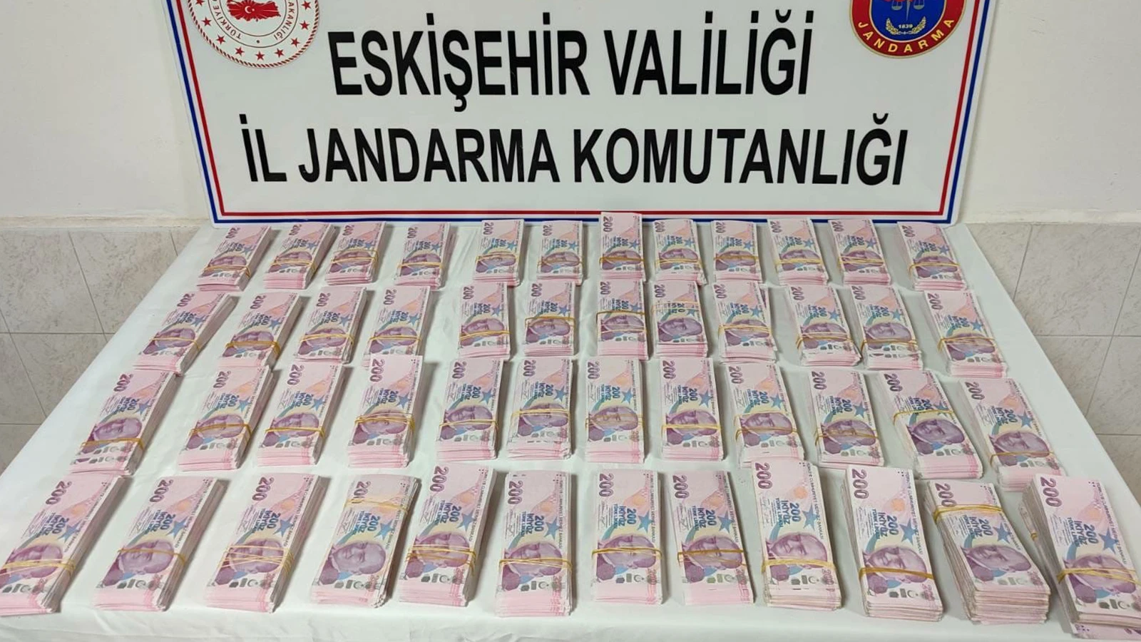 22 büyükbaş alıp 2 milyon lira sahte para verdi