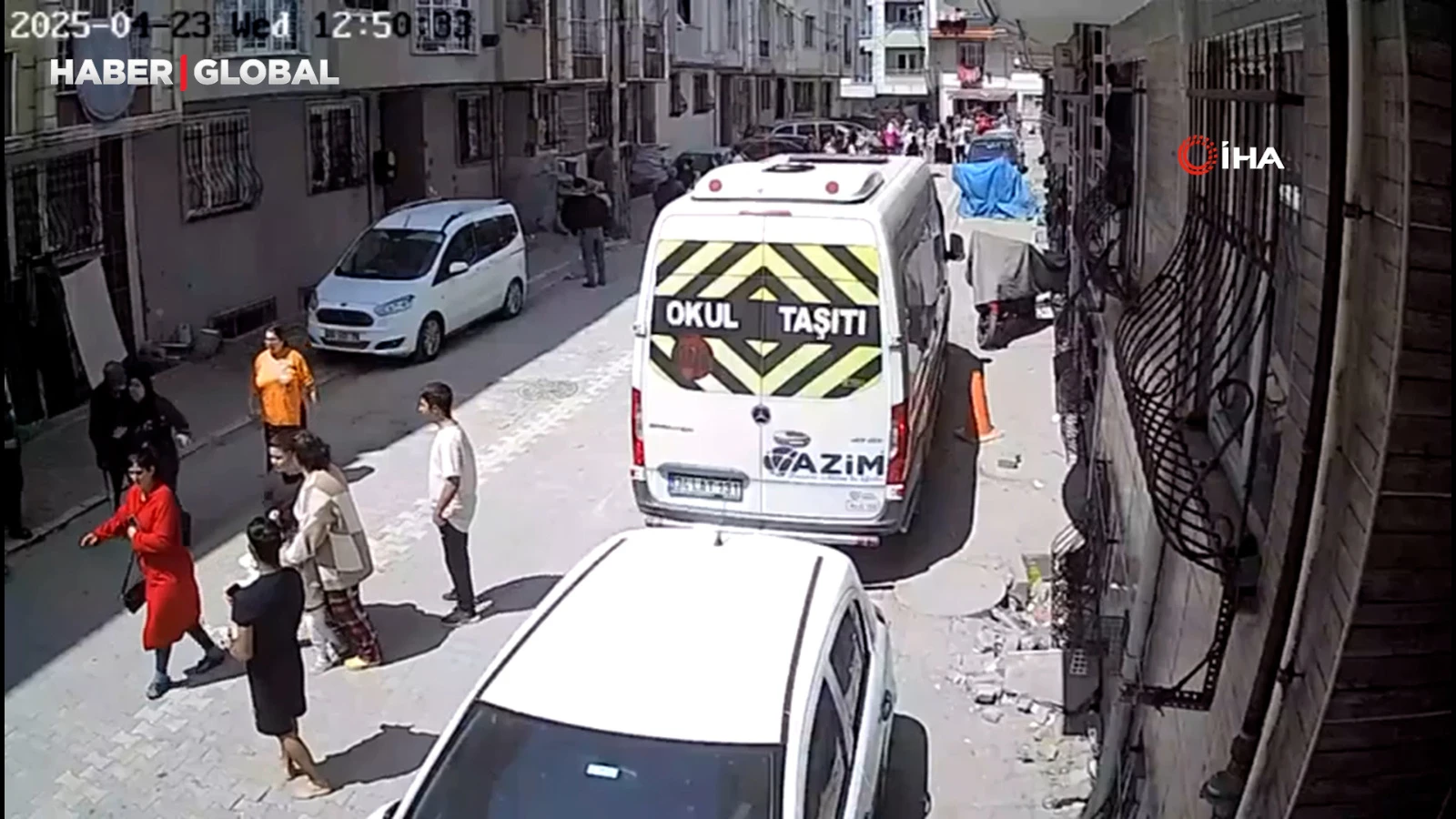 İstanbul'da depremden kaçış kamerada: Park halindeki araçlar böyle sallandı