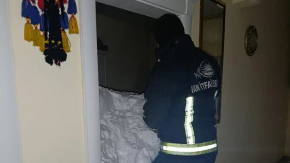 Van'da mahalleye çığ düştü. Bir kişi kayıp, 22 ev boşaltıldı