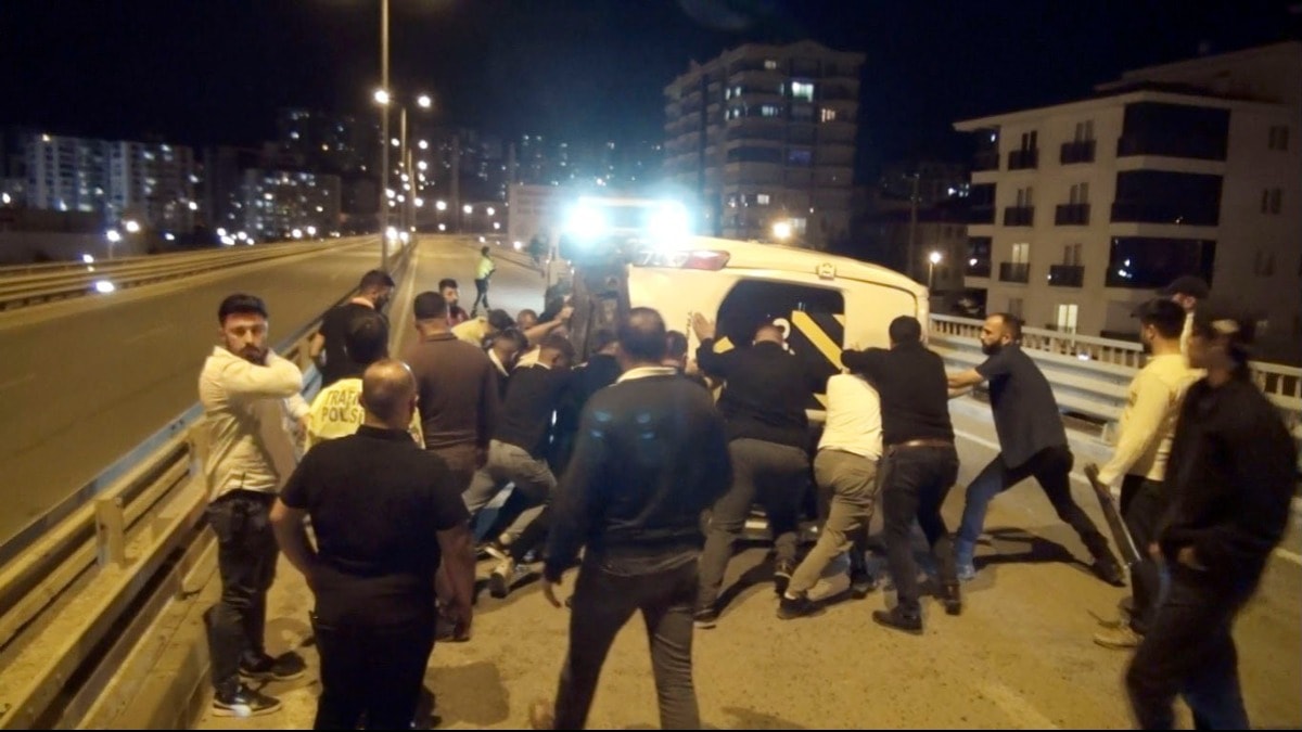 Çaldığı otomobille kaza yaptı, bu kez çarptığı minibüsü çaldı