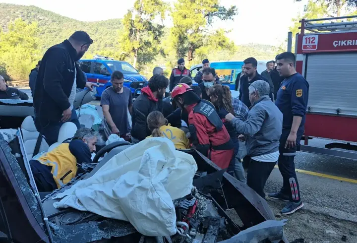 TIR ile çarpışan otomobil, demir yığınına döndü; 2 yaralı
