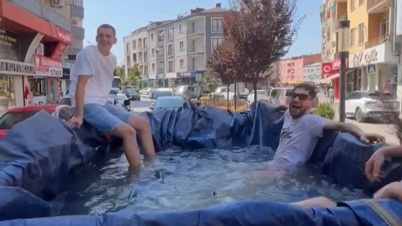 Bursa'da gençler traktörün römorkunu havuz yapıp şehir turu attı