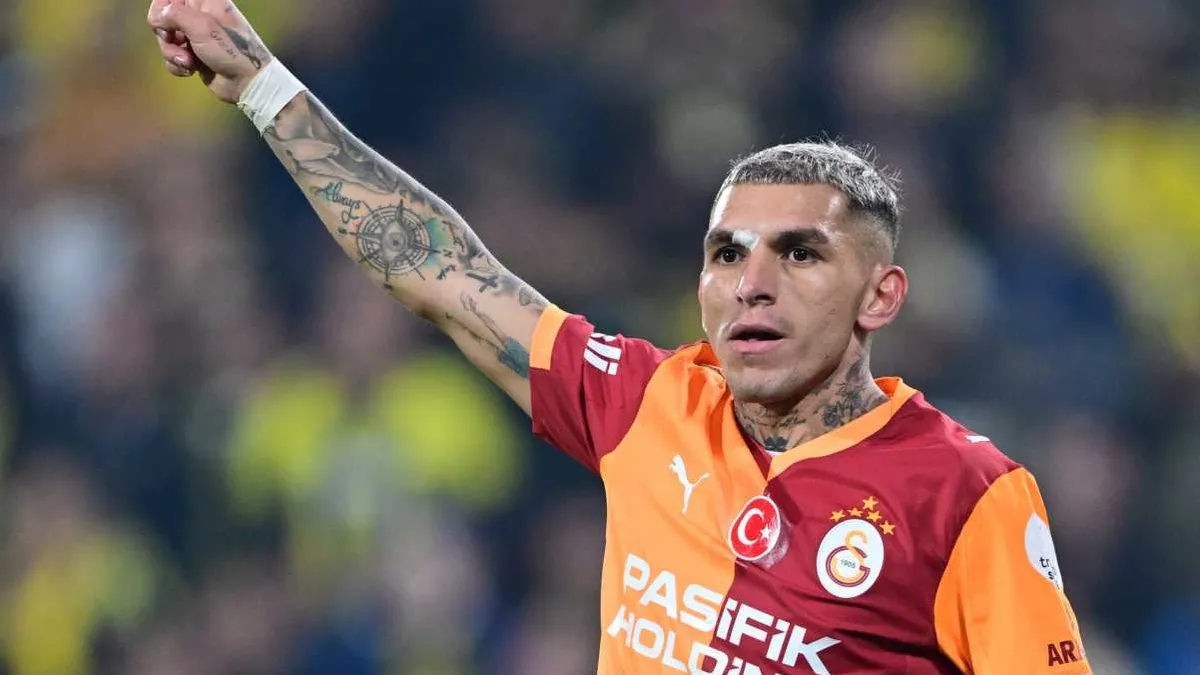 Galatasaray taraftarından Lucas Torreira'ya destek pankartı!
