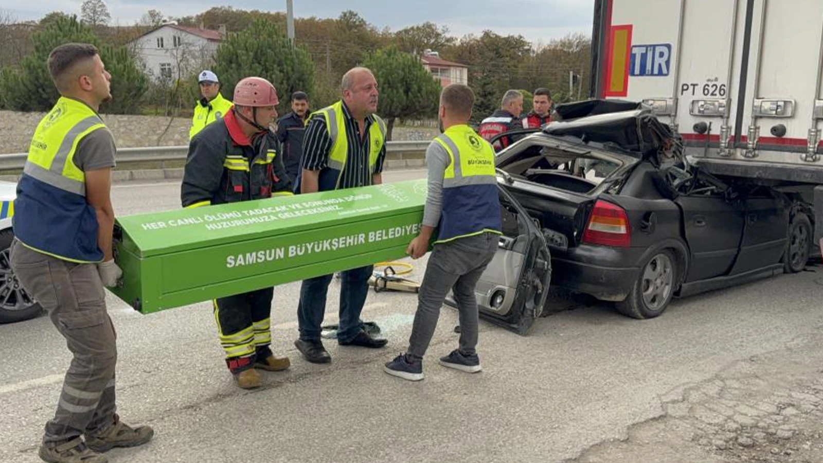 Tıra arkadan çarpan otomobilin sürücüsü öldü