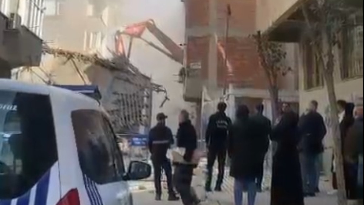 Esenler'de yıkım paniği: Bir bina tahliye edildi