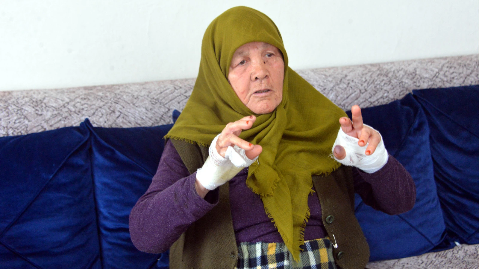 Evine gittiği yaşlı komşusunu bıçaklayıp bileziklerini gasbetti