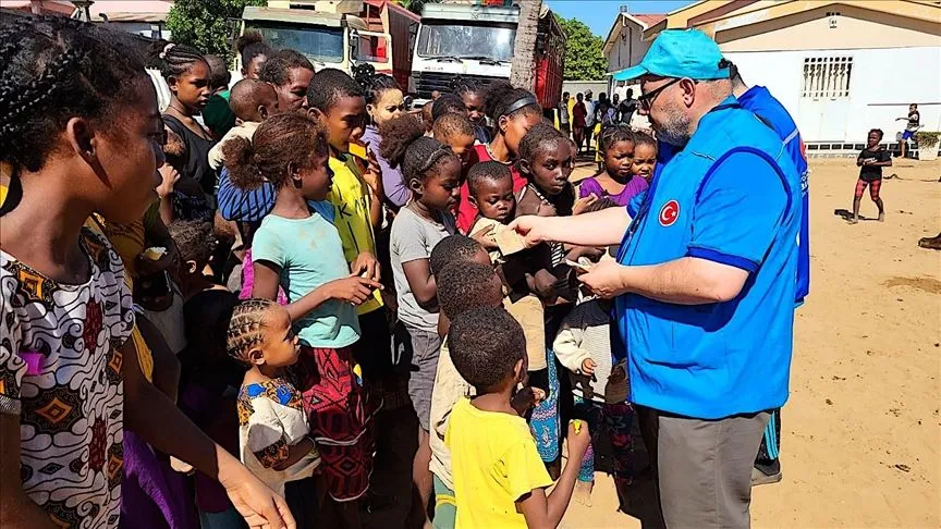 Madagaskar'daki muhtaçların yüzü hayırseverlerin yardımlarıyla güldü