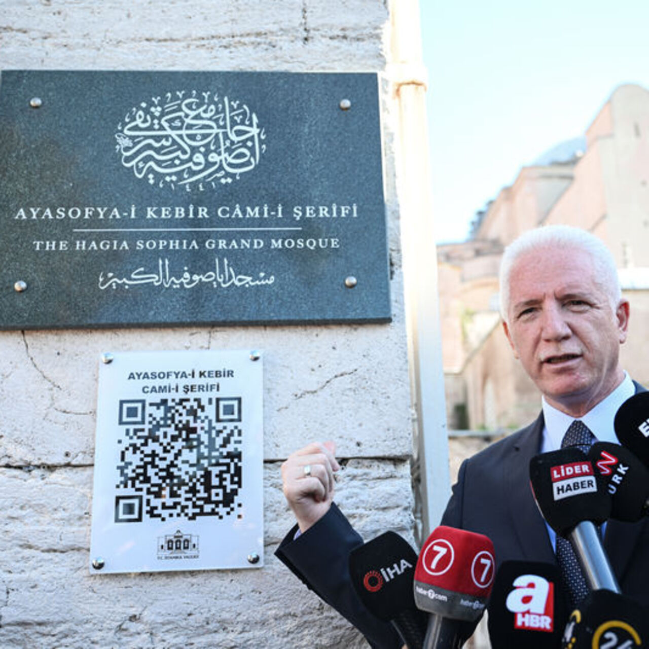 İstanbul'da tarihi cami ve türbelere karekod asıldı