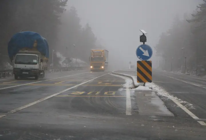 Bolu Dağı'nda hafif kar yağışı ve sis