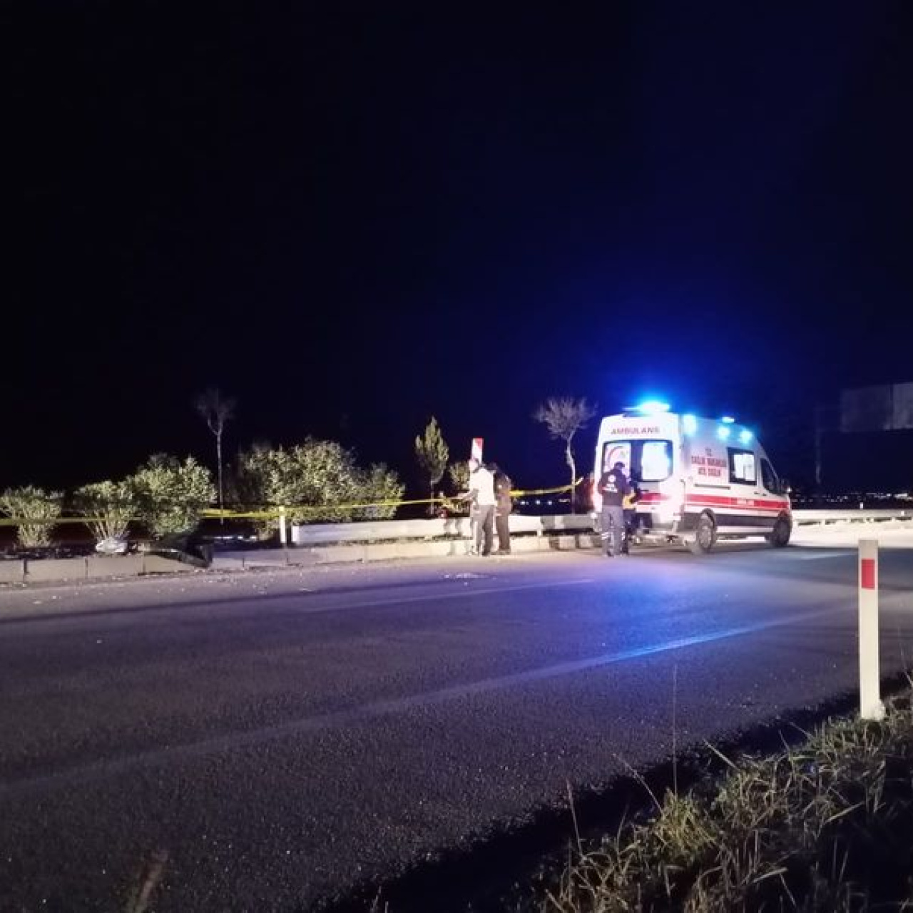 Adana'da motosiklet refüje çarptı: 1 ölü, 1 ağır yaralı