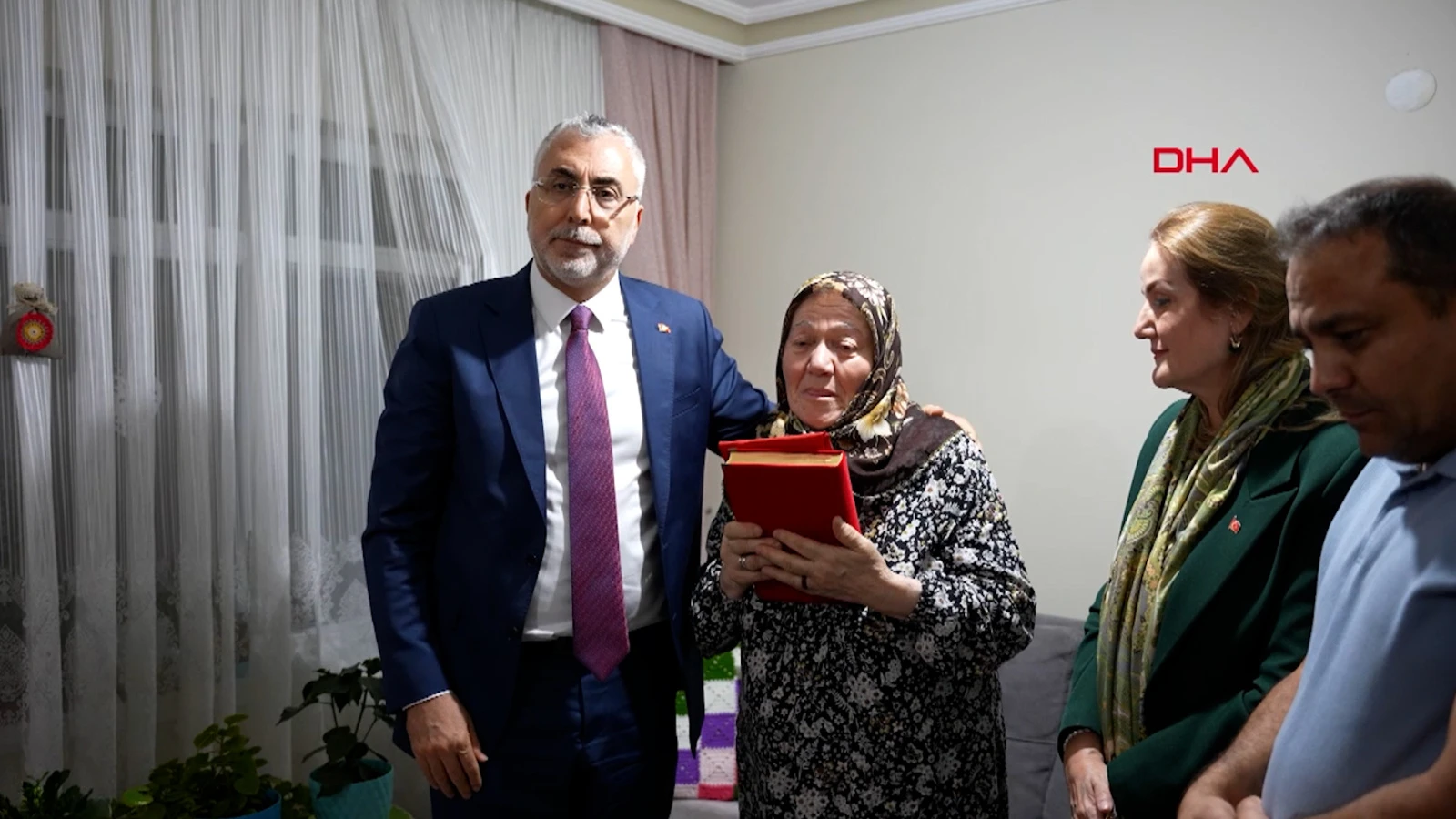 Bakan Işıkhan'dan 15 Temmuz şehidinin ailesine ziyaret