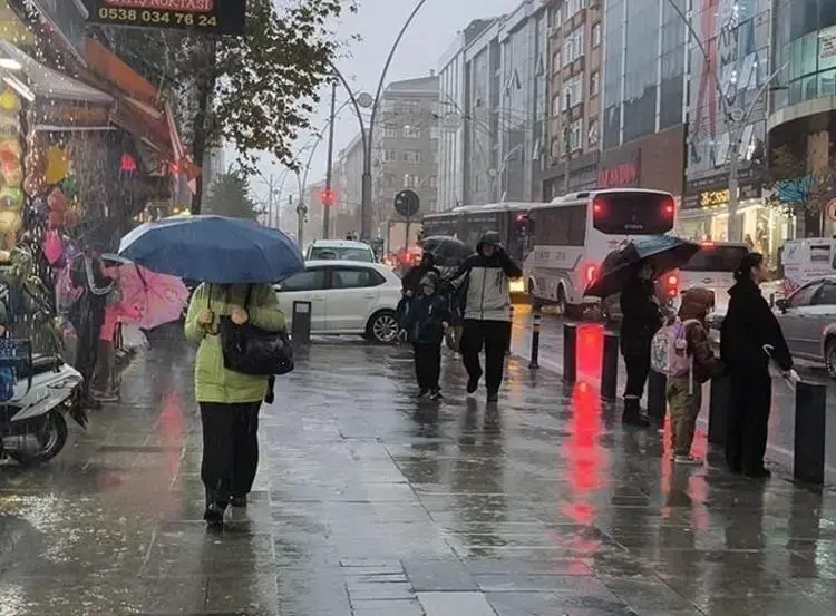 İstanbul'da Yağışlar Kaç Gün Sürecek, Hafta Sonu Yağmur Var Mı? Meteoroloji Ve Prof. Dr. Orhan Şen'den Son Dakika Kuvvetli Sağanak Uyarısı! Cuma, Cumartesi, Pazar Yağış Var Mı?