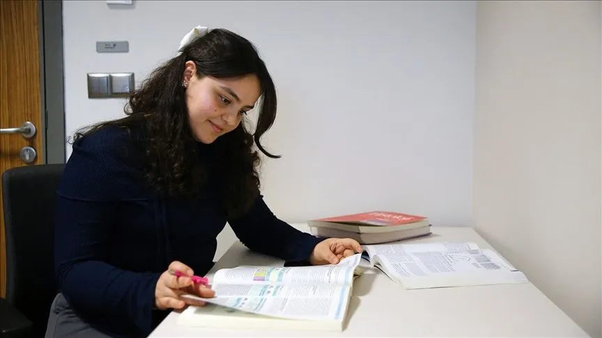 Lösemiyi yenen 20 yaşındaki Elif, hayali olan üniversiteyi kazandı