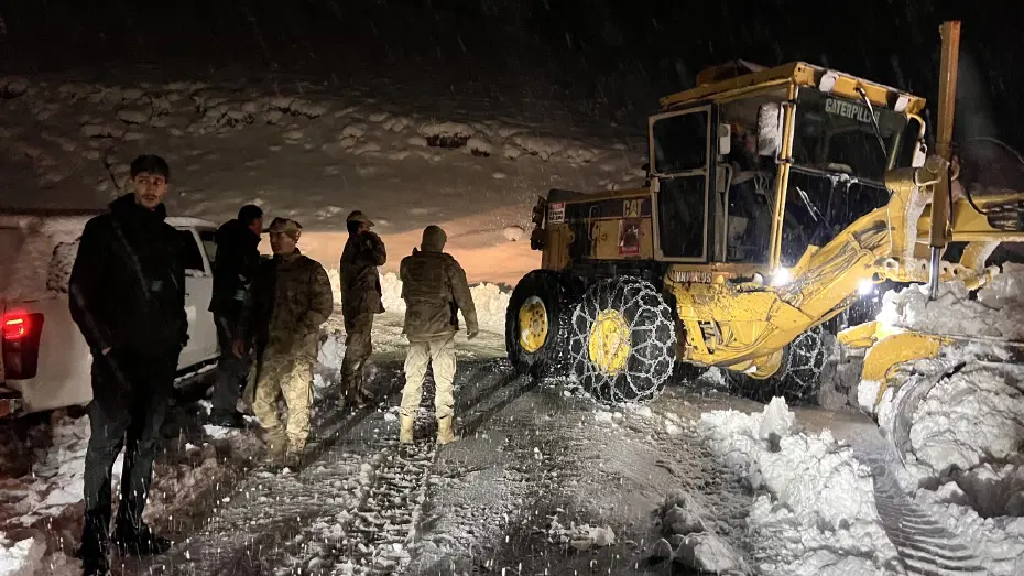 Hakkari'de kar yolları kapattı: Mahsur kalan 7 araç ve 30 kurtarıldı