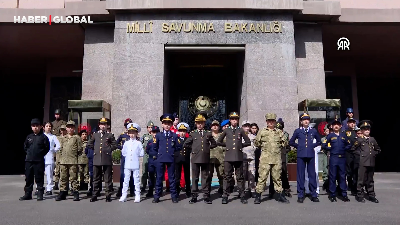 MSB, "Vatan Marşı"nı seslendiren asker üniformalı çocukların görüntülerini paylaştı