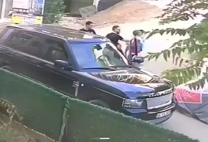 Çocuklarının gözü önünde babaya tokat atan cip sürücüsüne mahalleliden tepki