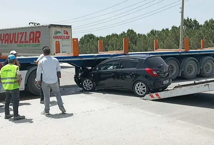 TIR dorsesine çarpan otomobilin sürücüsü yaralandı