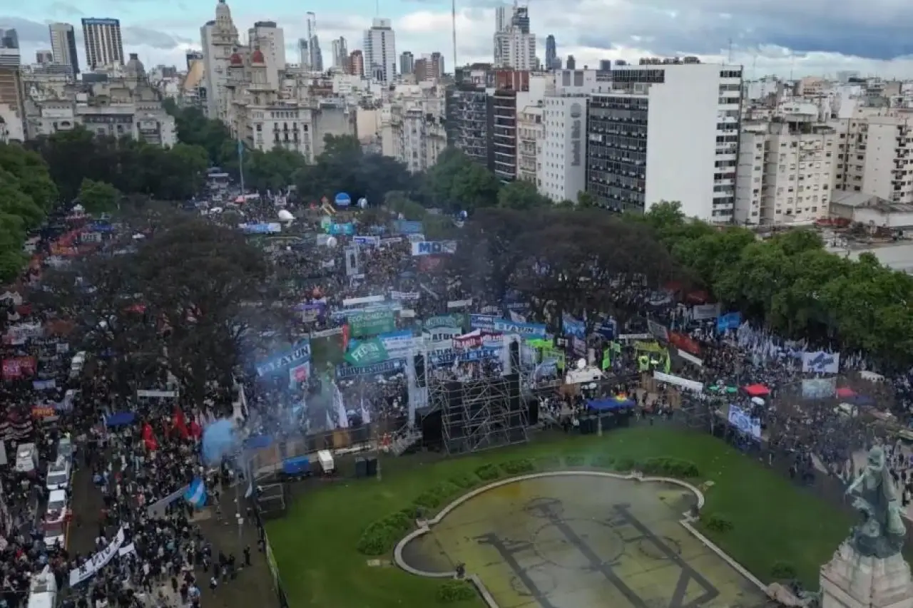 Arjantin'de Binlerce Kişi Hükümetin Eğitimdeki Bütçe Kesintisini Protesto Etti