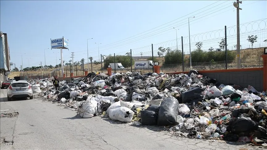 İzmir'de Ayakkabıcılar Sitesi'nde atık yığınları oluştu
