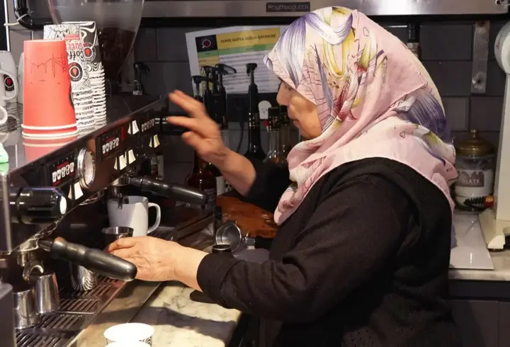 İstanbul - 70 yaşındaki 'Barista teyze' gençlerin ilgi odağı oldu