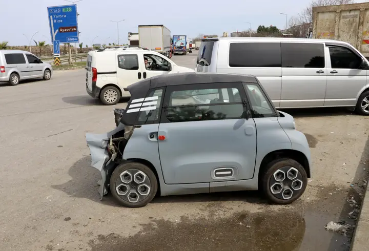 Trabzon'da 2 otomobilin çarpıştığı kazada 2 kişi yaralandı