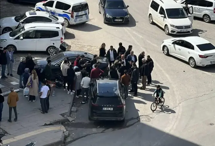 Nusaybin’de motosiklet otomobille çarpıştı: 3 yaralı