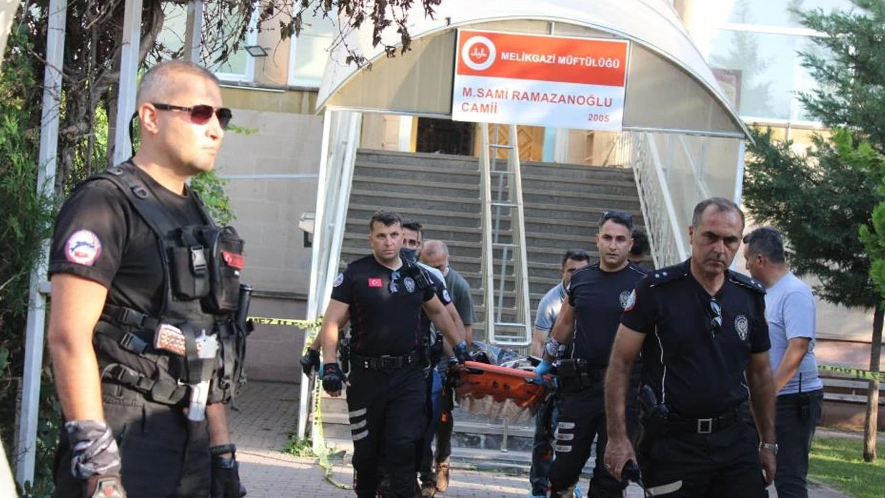 Kayseri'de dehşet! Husumetlisini namaz kılarken bıçakladı