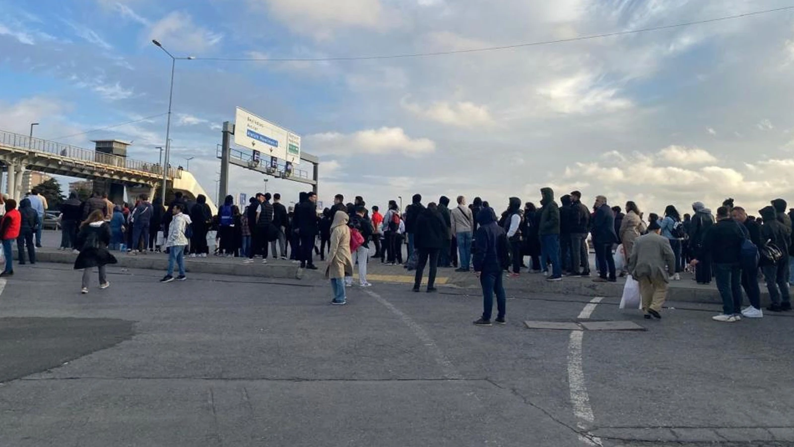 İstanbul'da 1 saat otobüs bekleyen vatandaşlar tepki gösterdi