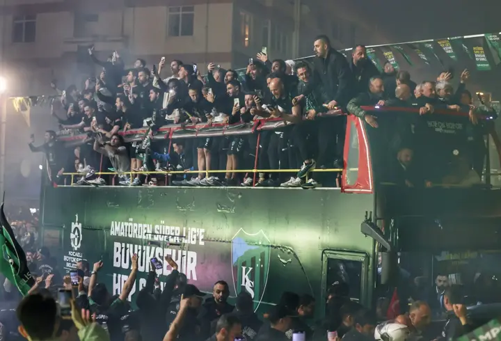 Kocaelispor, taraftarlarıyla şampiyonluğu kutladı