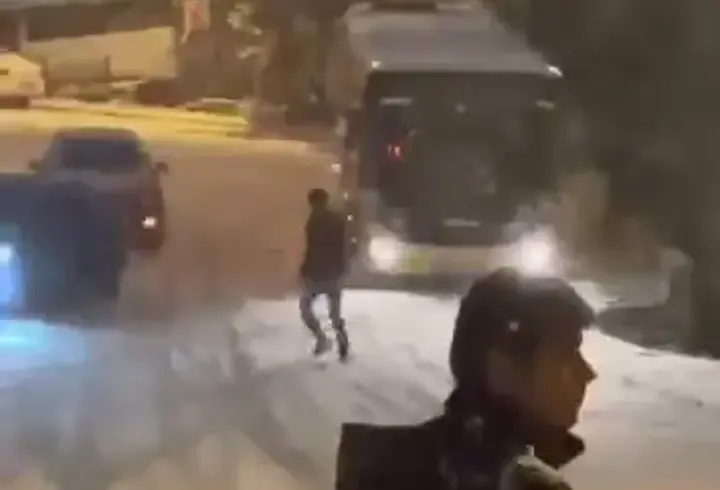 İstanbul- Alibeyköy’de karda kayan İETT otobüsü kamerada