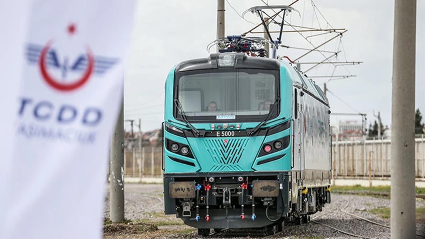 Türkiye'nin ilk yerli elektrikli lokomotifi E5000 teslim edildi