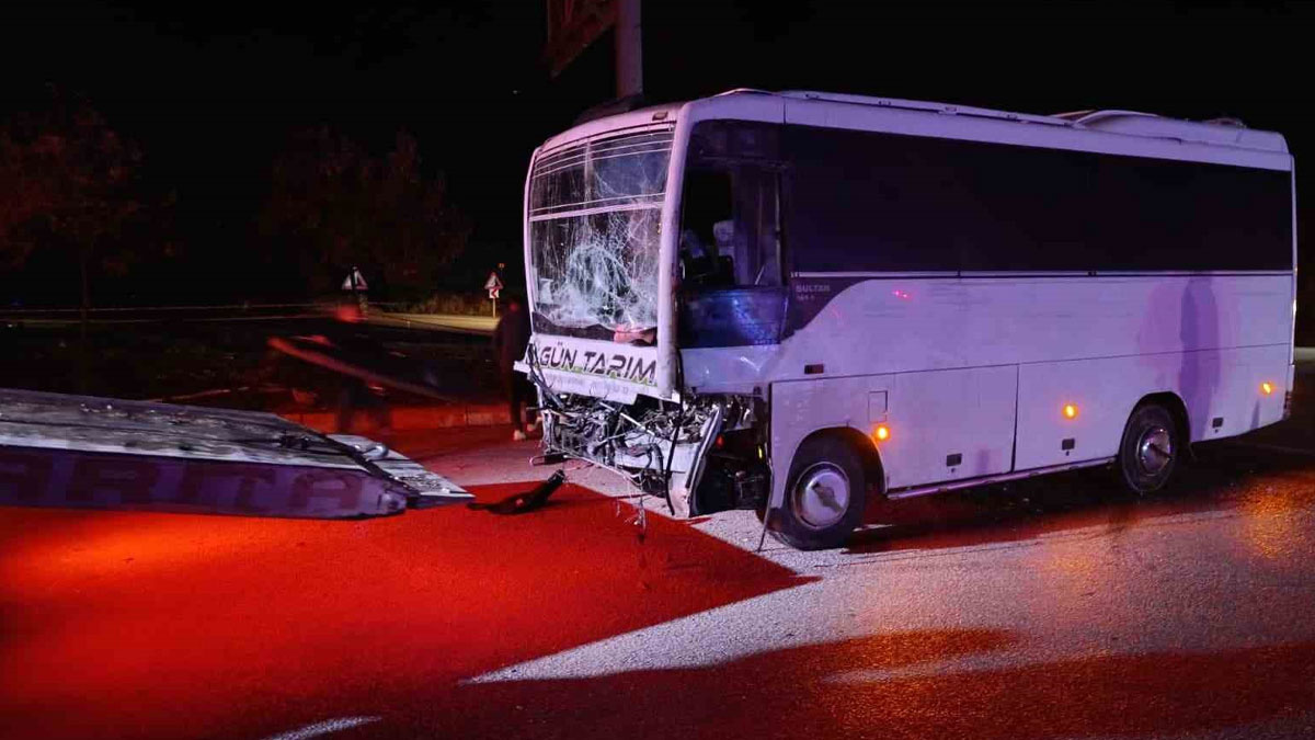 Tarım İşçilerini Taşıyan Minibüs Tır’a Çarptı: 17 Yaralı