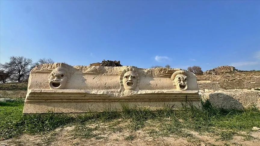 Osmaniye'deki Kastabala Antik Kenti'nde 5 mask kabartması daha bulundu