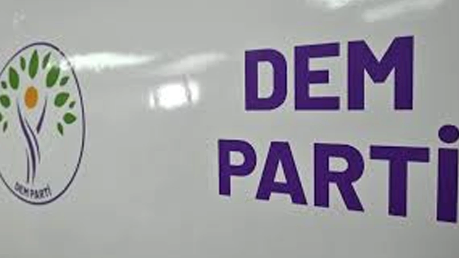DEM Parti'den, CHP Genel Başkanlığına seçilen Özgür Özel'e tebrik telefonu