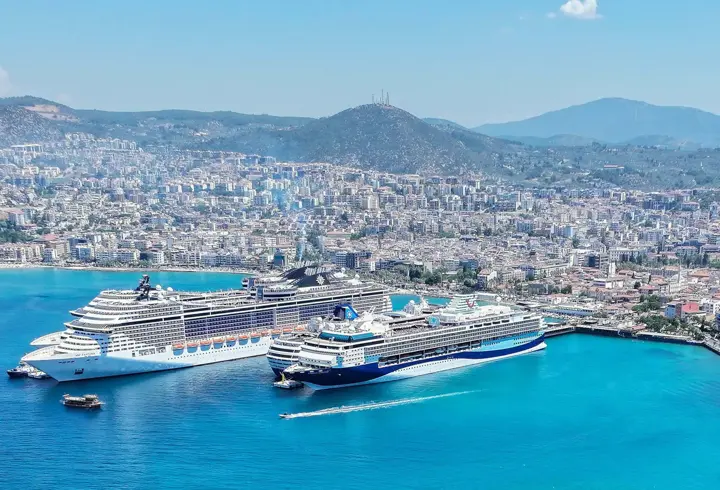 Kuşadası'na 5 kruvaziyerle denizden 10 bin 916 turist geldi
